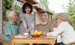 seniors eating in independent senior living
